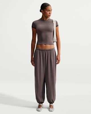 Reviews: NikeSKIMS Stretch Knit Women's Cropped Crew-Neck Top